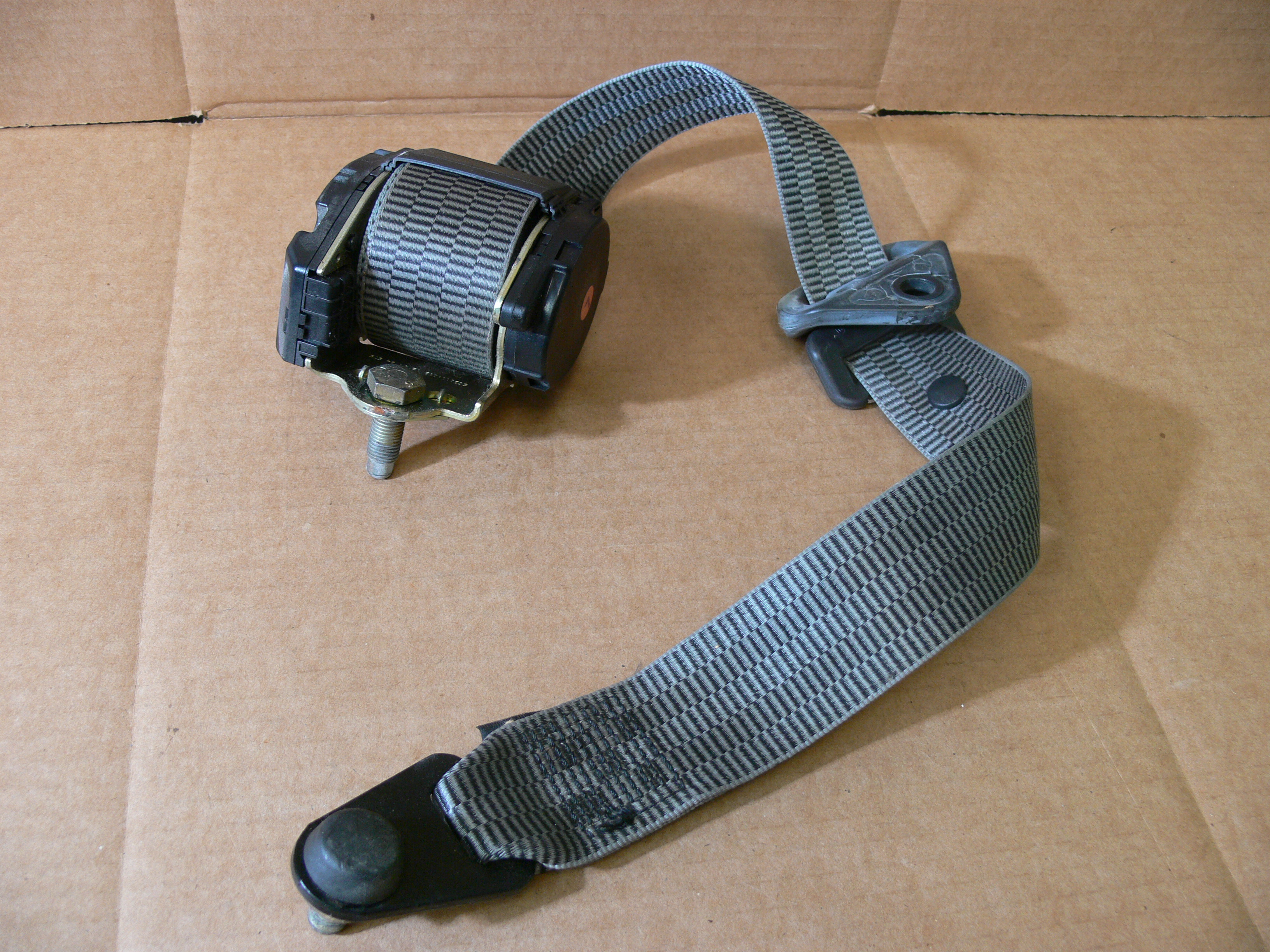 GENUINE LAND ROVER SEAT BELT REAR INDIVIDUAL DISCOVERY I 1 LH BTR7767LNF USED