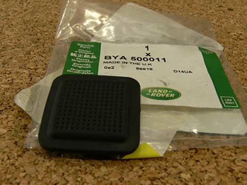 GENUINE LAND ROVER REAR LOWER TAILGATE RELEASE BUTTON COVER LR3 LR4 BYA500011