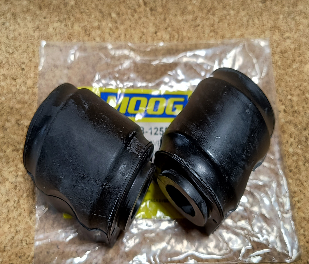 LAND ROVER REAR STABILIZER BAR BUSHING LAND ROVER LR4 LR3 MOOG SET OF 2 NEW LR015336