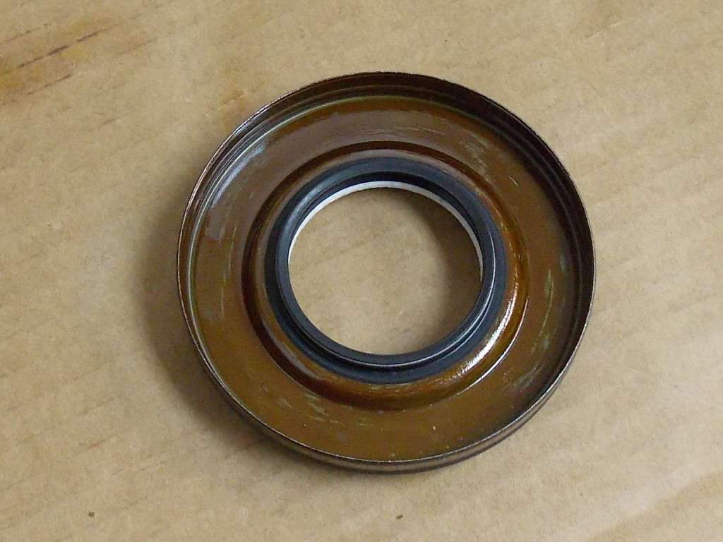 GENUINE LAND ROVER REAR DIFFERENTIAL OIL SEAL RANGE ROVER 2003 2005