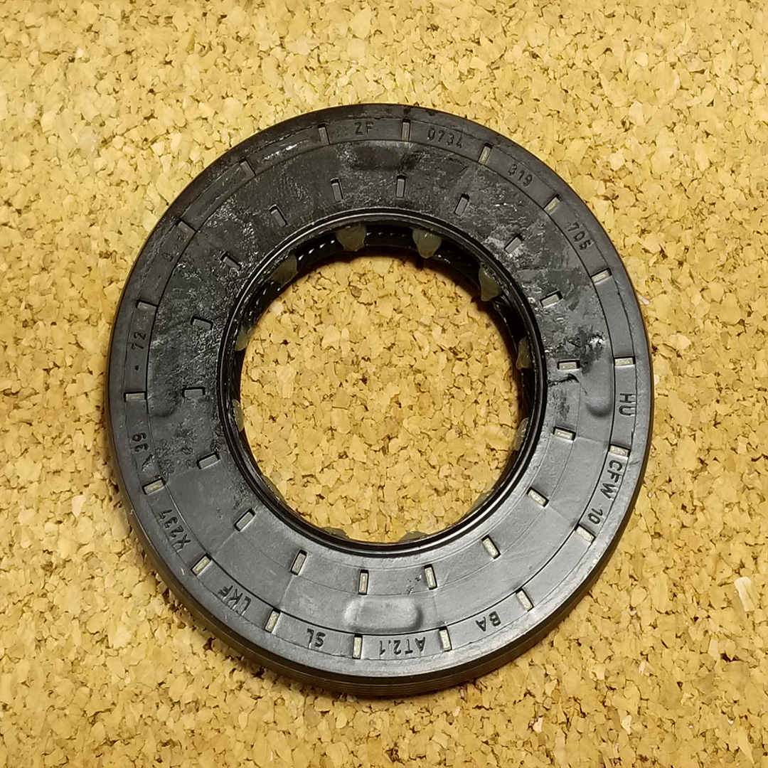 GENUINE LAND ROVER REAR TRANSMISSION SEAL RANGE ROVER LR3 LR4